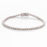 A DIAMOND TENNIS BRACELET claw set with round brilliant cut diamonds weighing 4,50 carats in