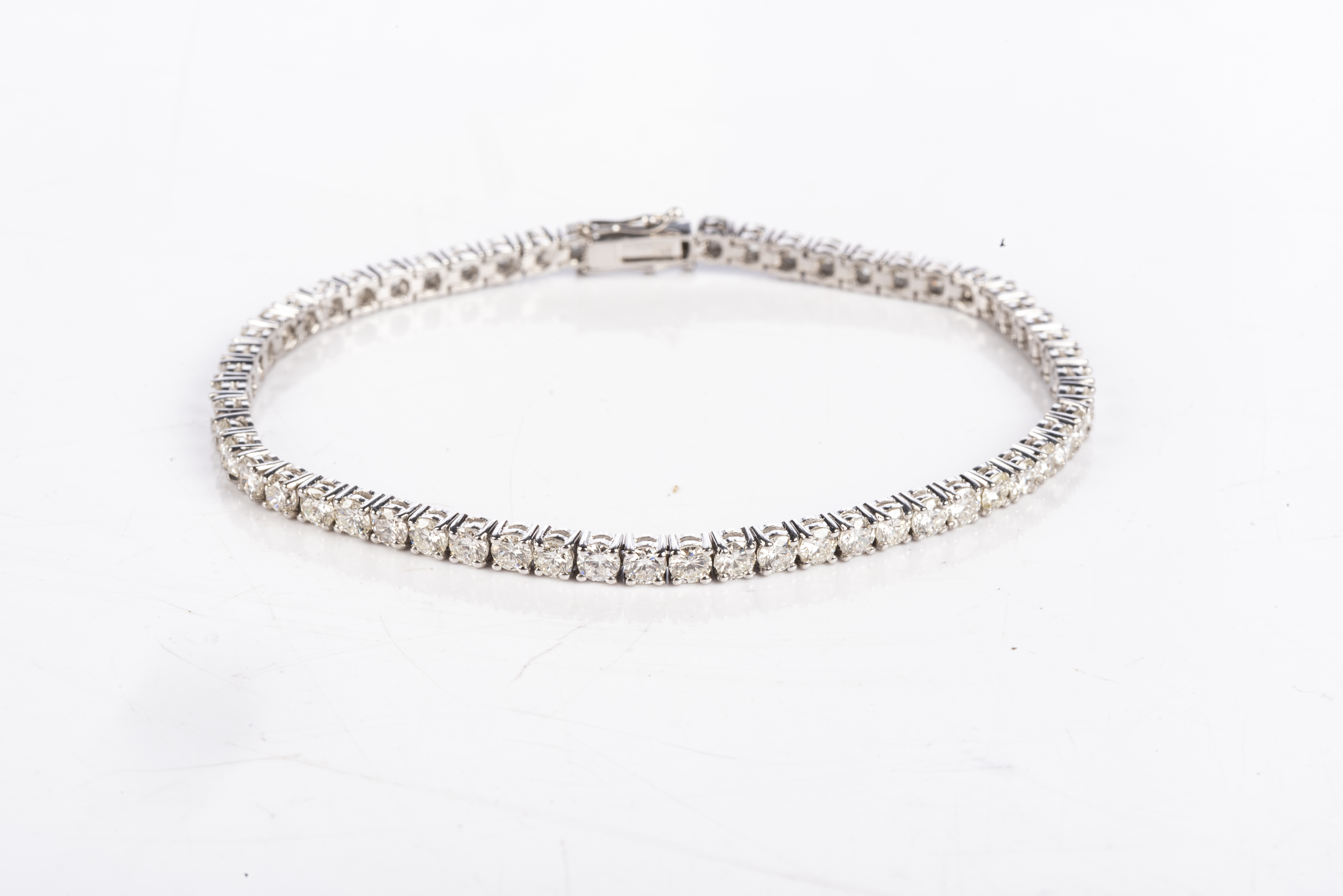 A DIAMOND TENNIS BRACELET Claw-set with round brilliant-cut diamonds weighing 4,00cts in total, in