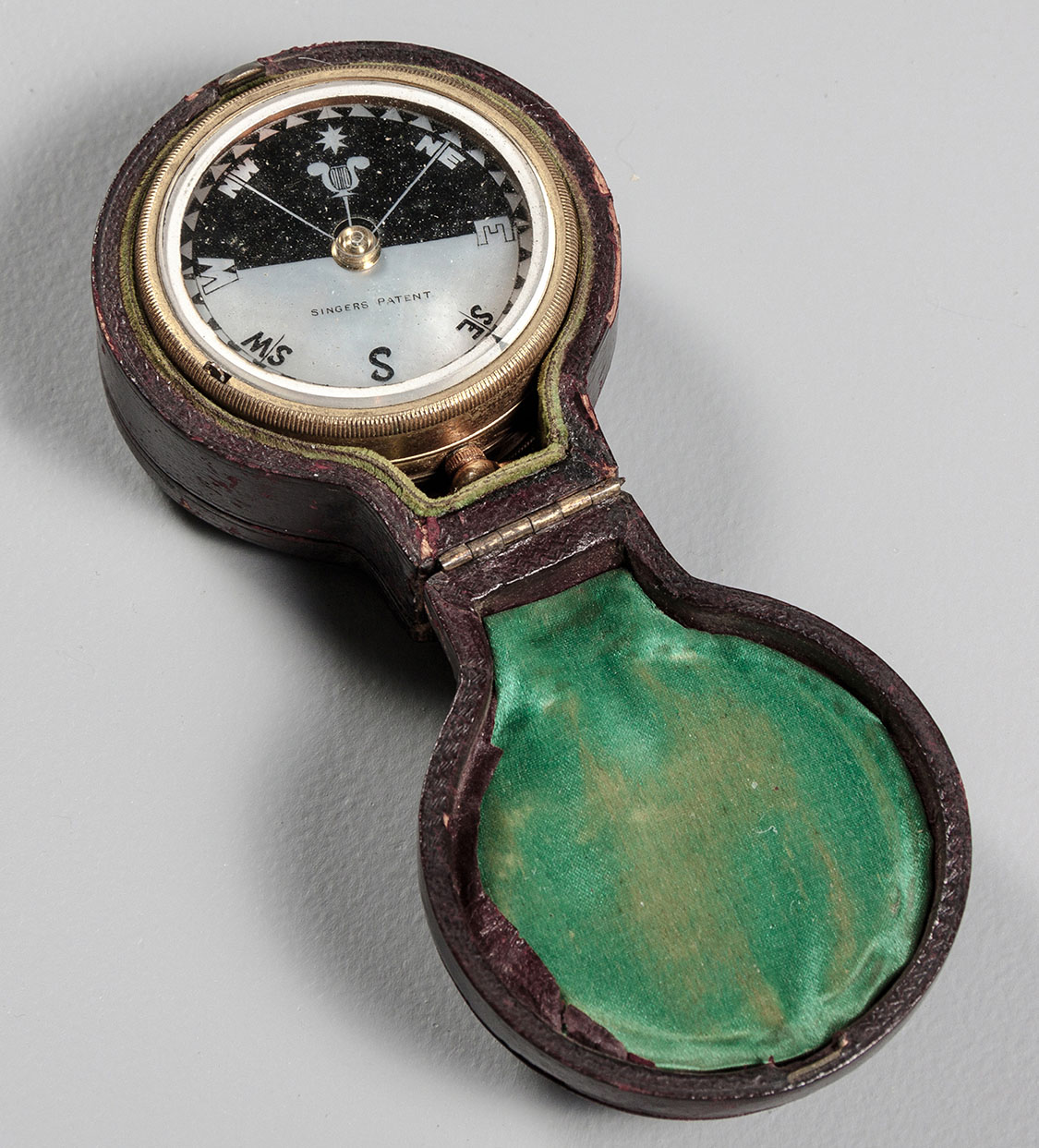 A CASED BRASS POCKET BAROMETER BY LIZARS OF GLASGOW, LATE 19TH/EARLY 20TH CENTURY