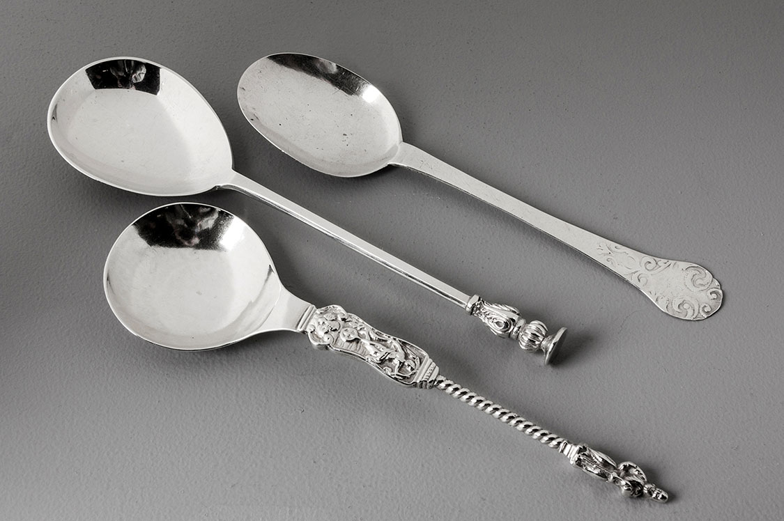 A GEORGE V SILVER BALUSTER SEAL TOP CHRISTENING SPOON, GOLDSMITHS AND SILVERSMITHS CO, LONDON, 1935