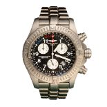 A GENTLEMAN'S TITANIUM WRISTWATCH, BREITLING CHRONO AVENGER M1