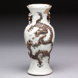 A CHINESE CRACKLED GE-GLAZE 'DRAGONS' VASE, QING DYNASTY, 19TH CENTURY