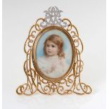 AN EDWARD VII 18CT GOLD AND DIAMOND STANDING MINIATURE PICTURE FRAME, ALFRED CLARK, LONDON, 1904