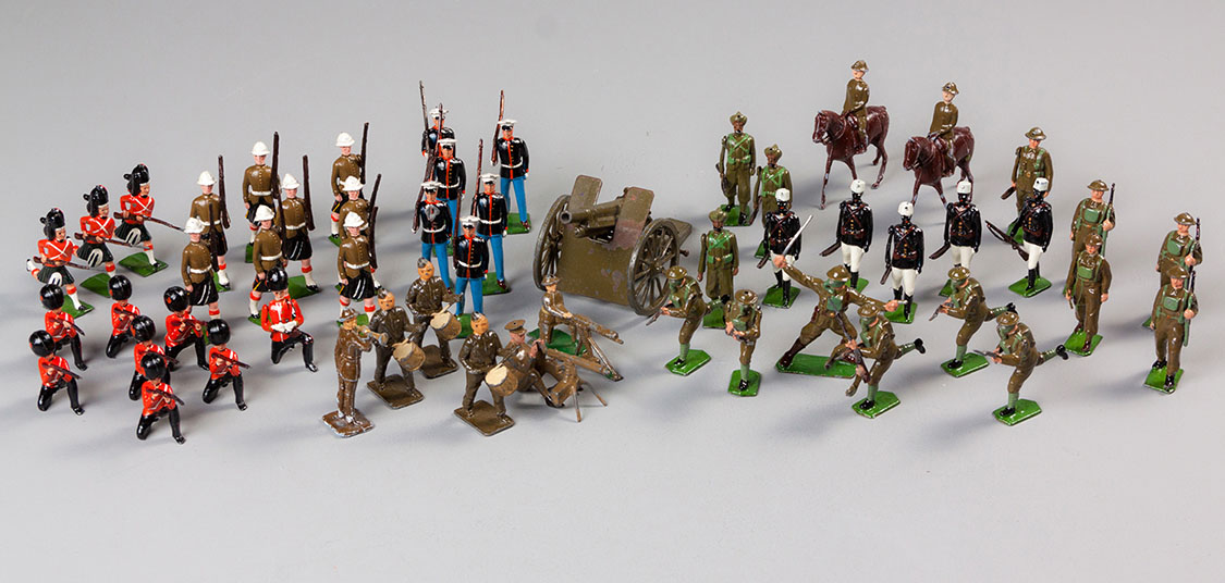 A COLLECTION OF LEAD TOY SOLDIERS AND A FIELD GUN, BRITAINS LIMITED, HUNSTANTON, ENGLAND