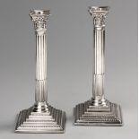 A PAIR OF ELIZABETH II SILVER CANDLESTICKS, W.I. BROADWAY AND CO, BIRMINGHAM, 1988