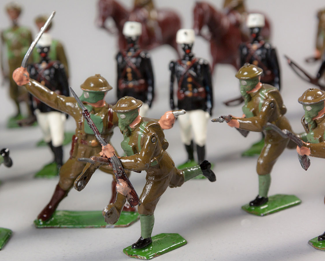 A COLLECTION OF LEAD TOY SOLDIERS AND A FIELD GUN, BRITAINS LIMITED, HUNSTANTON, ENGLAND - Image 4 of 5