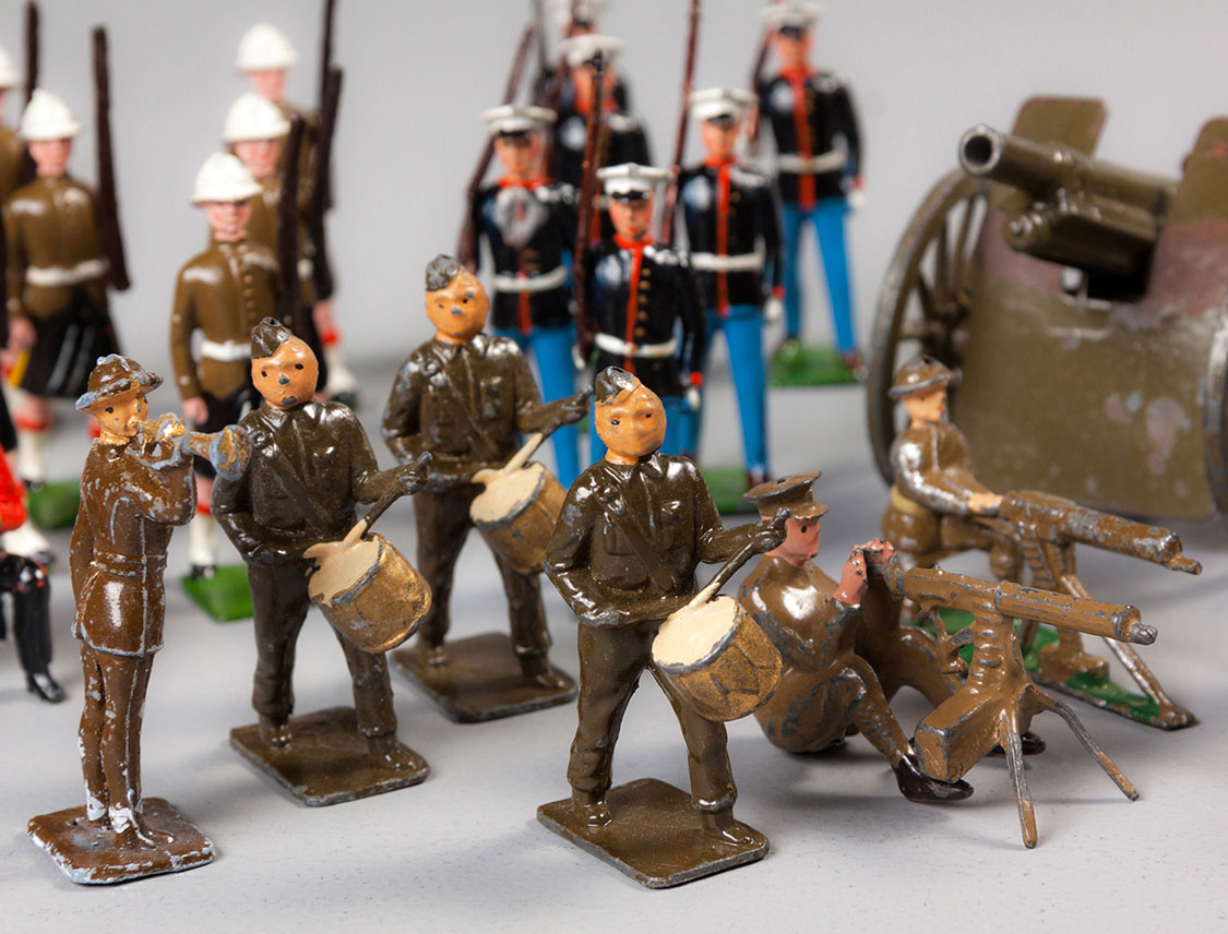 A COLLECTION OF LEAD TOY SOLDIERS AND A FIELD GUN, BRITAINS LIMITED, HUNSTANTON, ENGLAND - Image 3 of 5