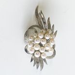 A PEARL BROOCH