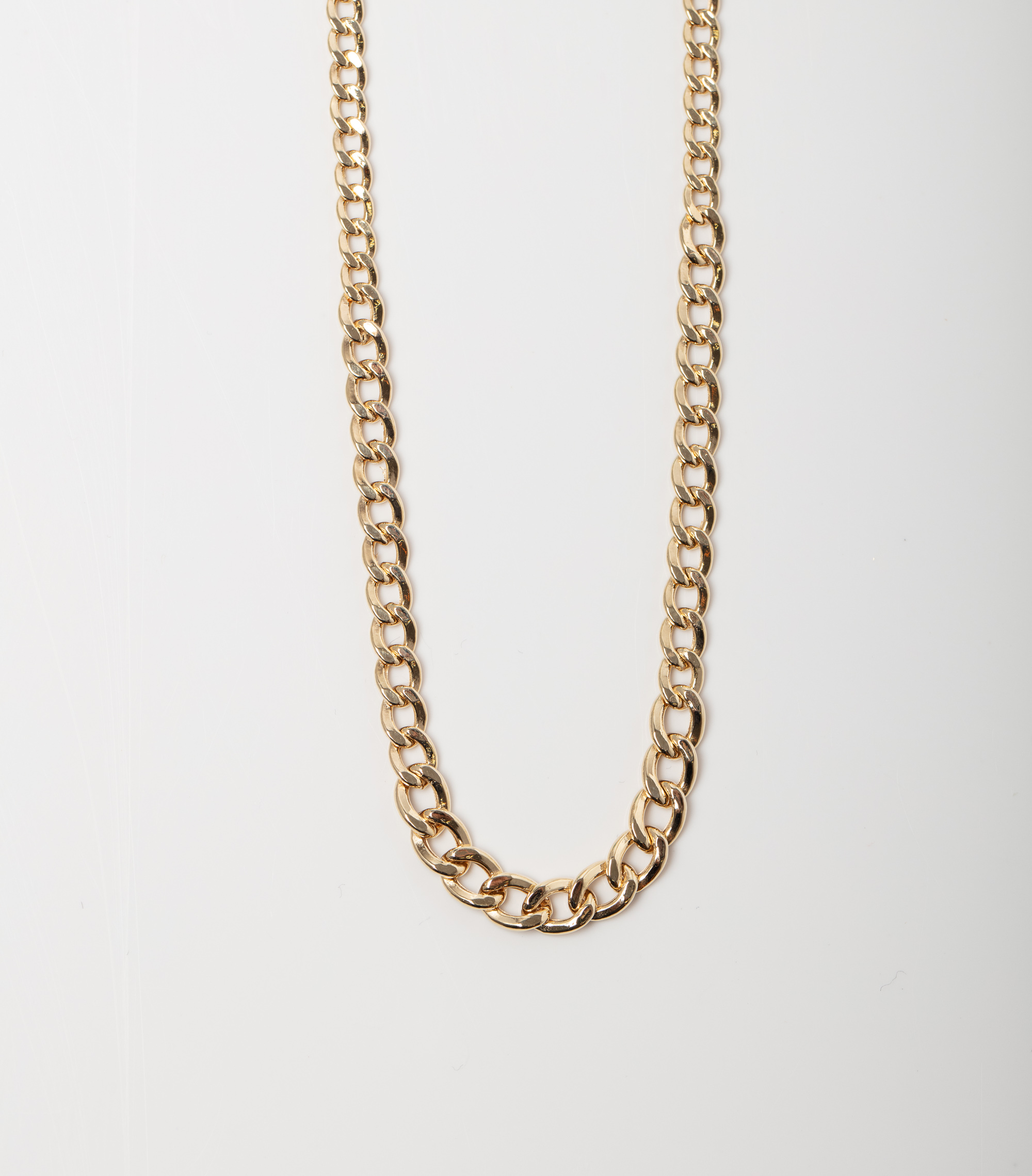 A 9CT GOLD CURB CHAIN