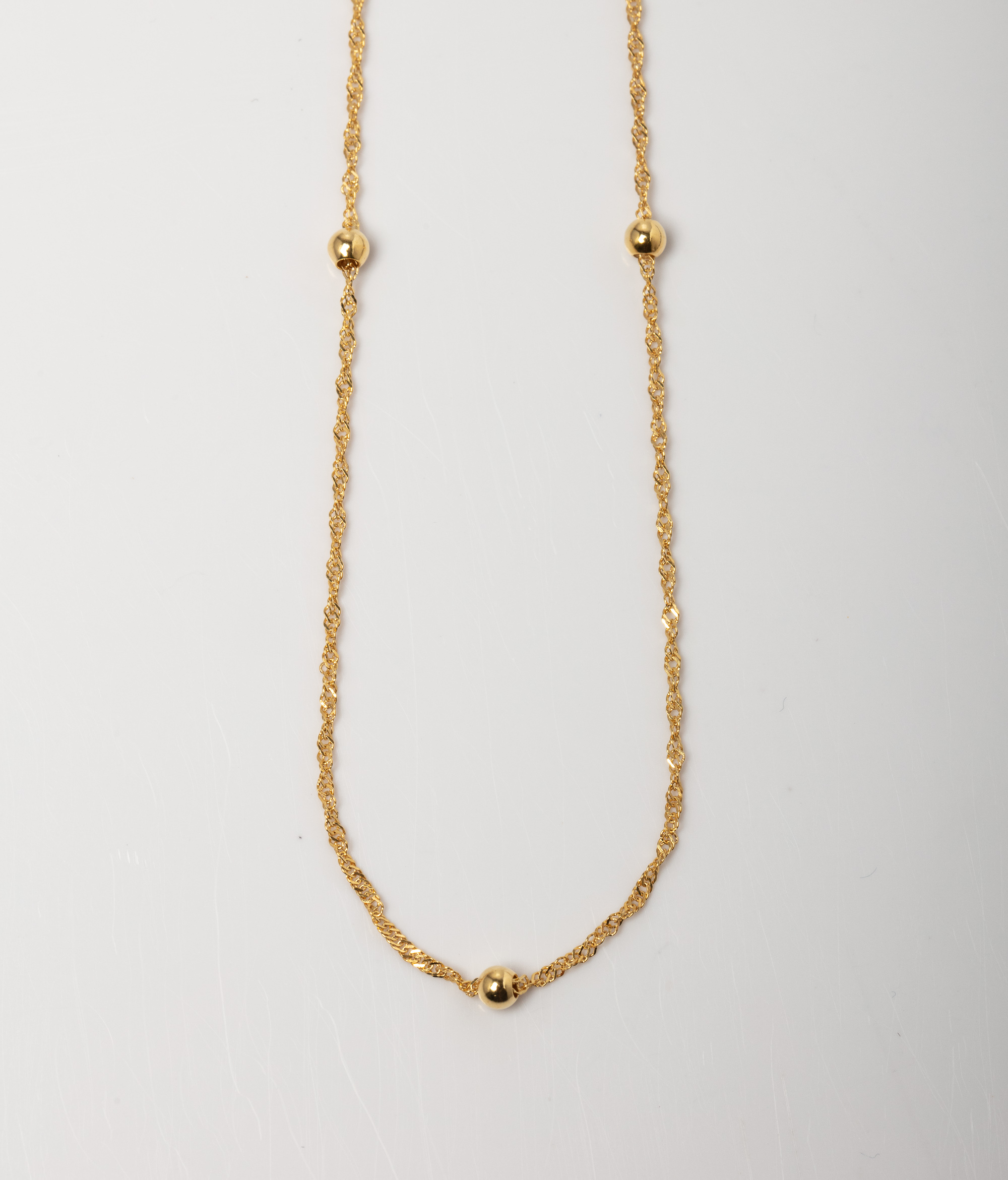 A 14CT GOLD CHAIN WITH BALL ELEMENTS