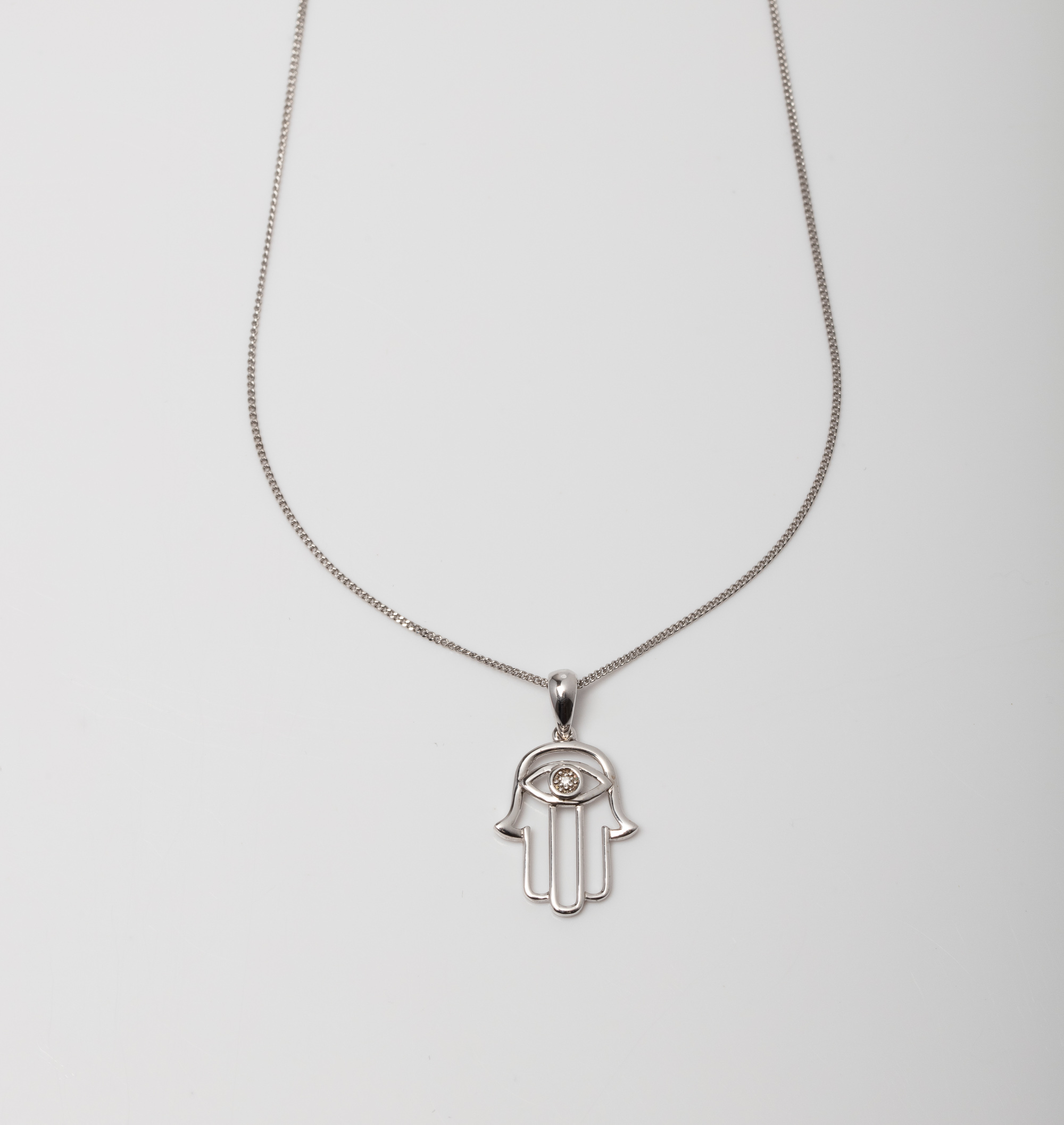 A SILVER DIAMOND HAMSA HAND PENDANT ON A 45CM CHAIN