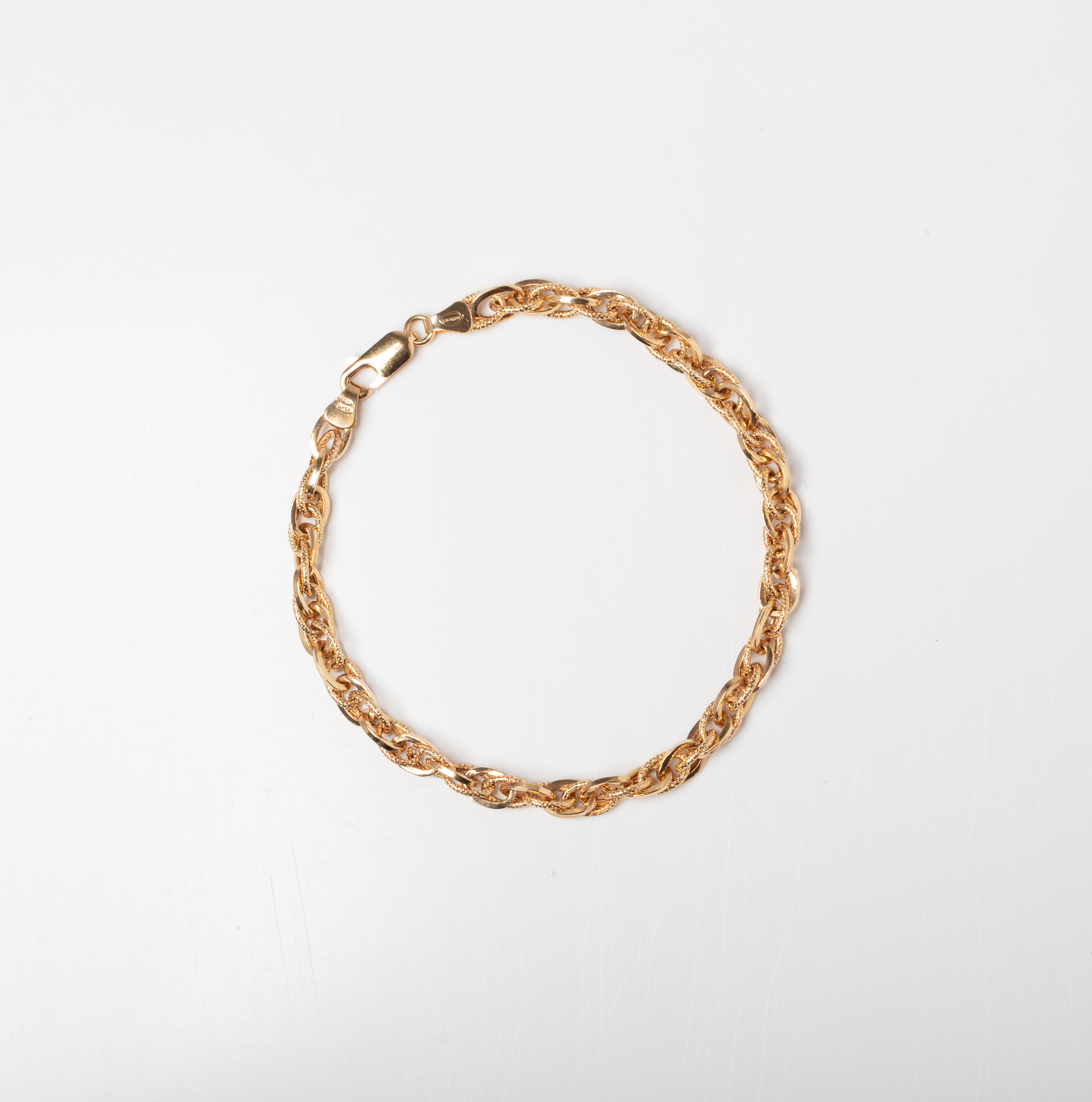 A 9CT GOLD ROPE BRACELET