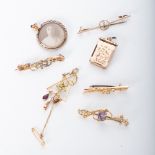 A COLLECTION OF GOLD BROOCHES AND PENDANTS