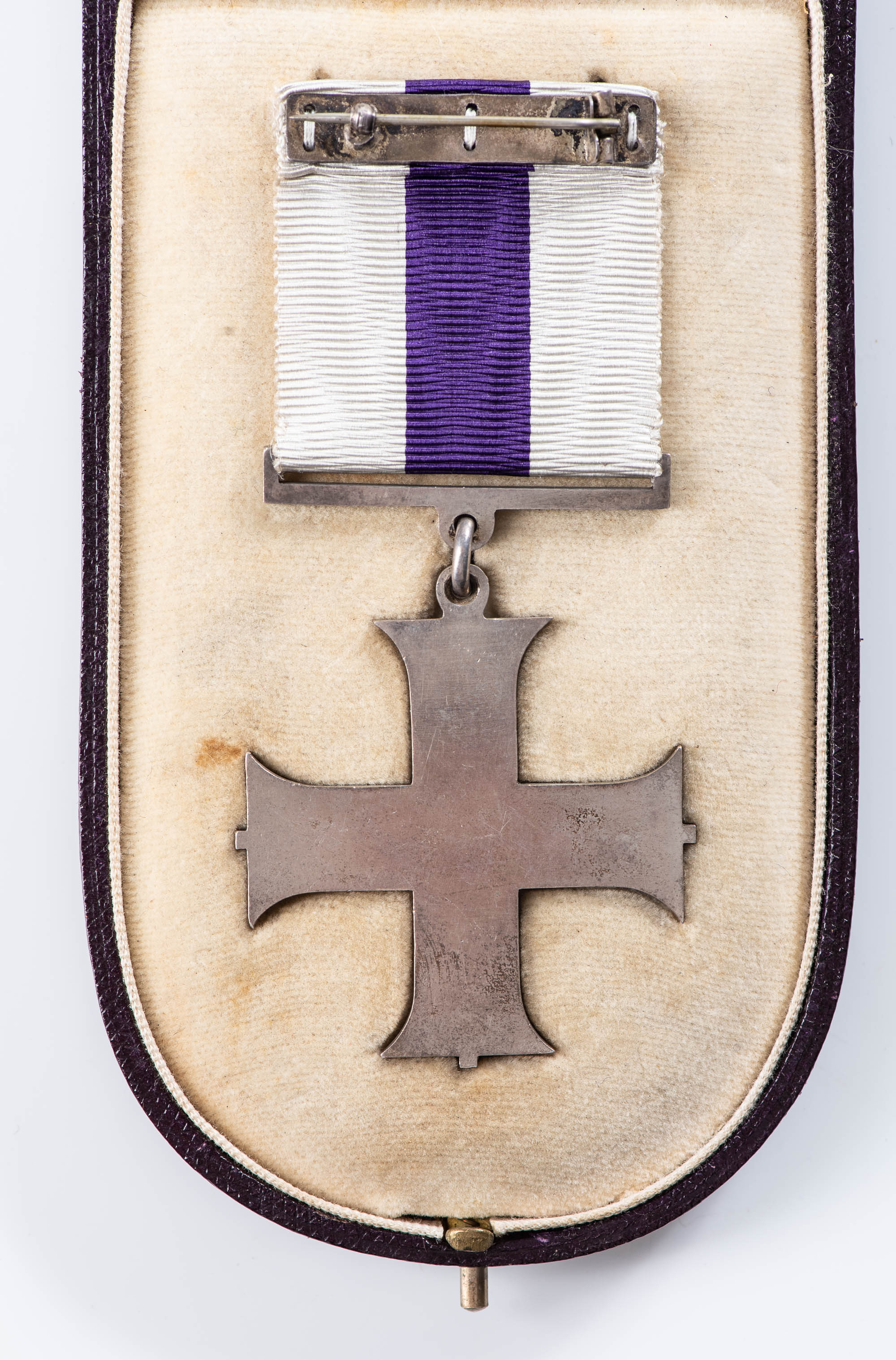 MILITARY CROSS (MC) GEORGE V, IN BOX OF ISSUE, COMPLETE WITH ORIGINAL RIBBON AND PINBAR - Image 3 of 4