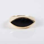 AN 18CT GOLD RING