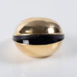 AN 18CT GOLD ENAMELLED RING