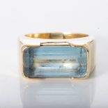 A GEMSTONE RING, POSSIBLY AQUAMARINE