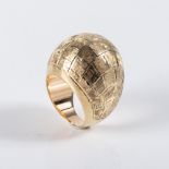 AN 18CT GOLD RING