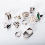 A COLLECTION OF JEWELLERY