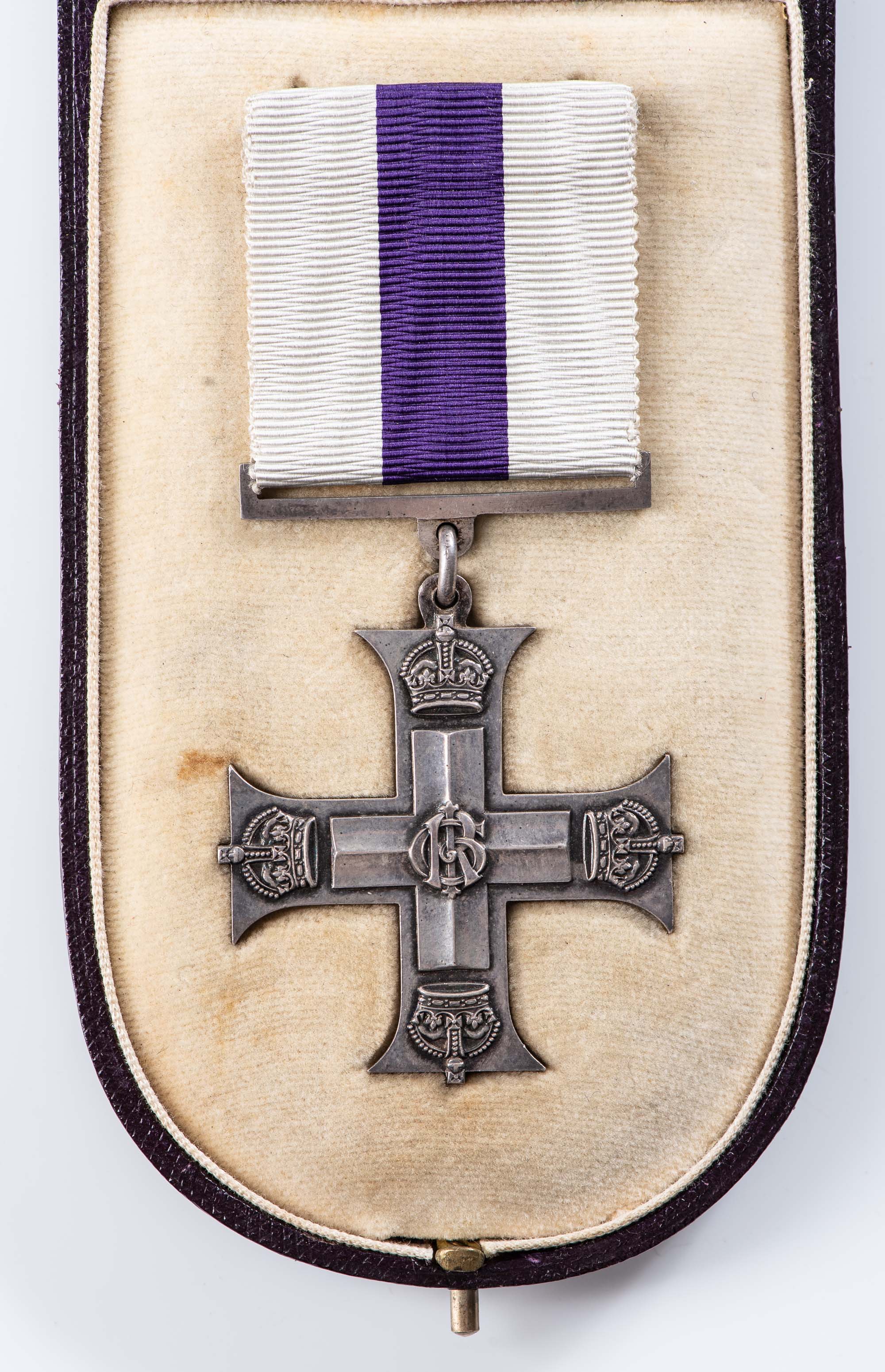 MILITARY CROSS (MC) GEORGE V, IN BOX OF ISSUE, COMPLETE WITH ORIGINAL RIBBON AND PINBAR - Image 2 of 4