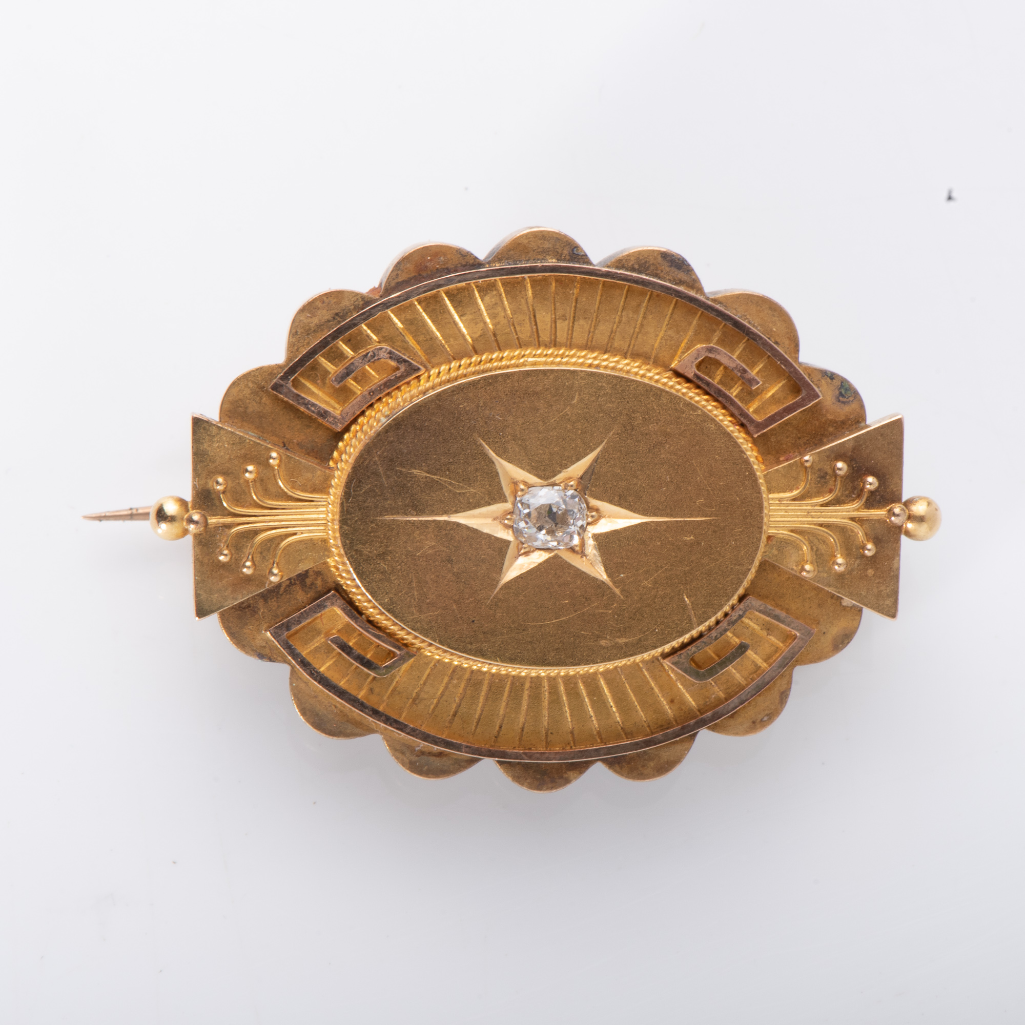 A 14CT GOLD BROOCH