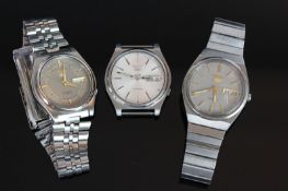 GROUP OF SEIKO 5 AUTOMATIC WRISWATCHES, two in working order, grey dial with gold rings is not