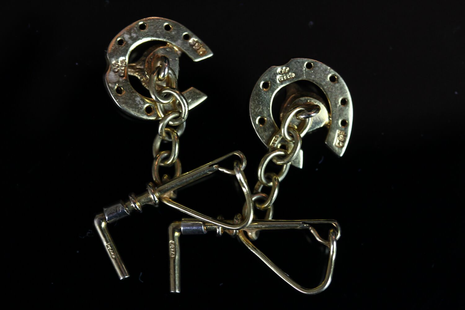 Vintage Fox head and equine cufflinks, Fox head and horse shoe with riding crop, chain link, Fox - Image 2 of 2