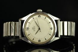 GENTLEMENS OMEGA AUTOMATIC BUMPER WRISTWATCH CIRCA 1945/46 REF. 2421/1, circular off white dial with