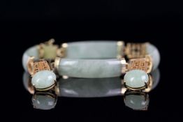 14 CT GREEN JADE BRACELET AND STUD EARRINGS.