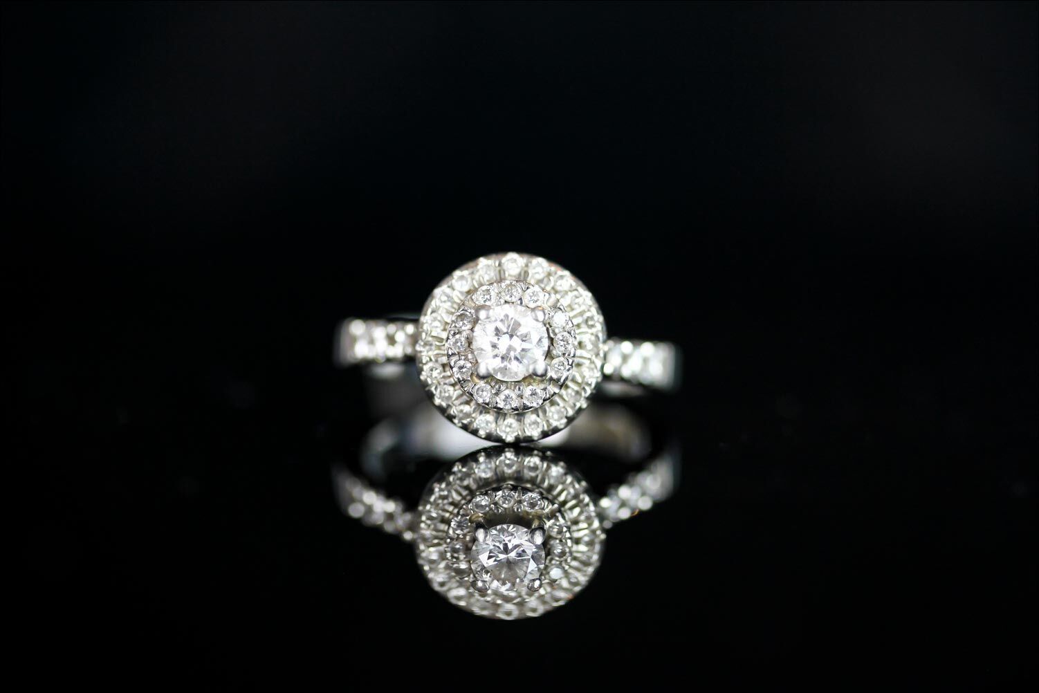 PLATINUM DIAMOND CLUSTER, centre stone estimated 0.32ct, ring size leading edge R 1/2,total weight 8
