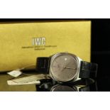 GENTLEMENS IWS DATE QUARTZ 'NOS' WRISTWATCH W/ BOX & TAGS, circular linen dial with pencil hour