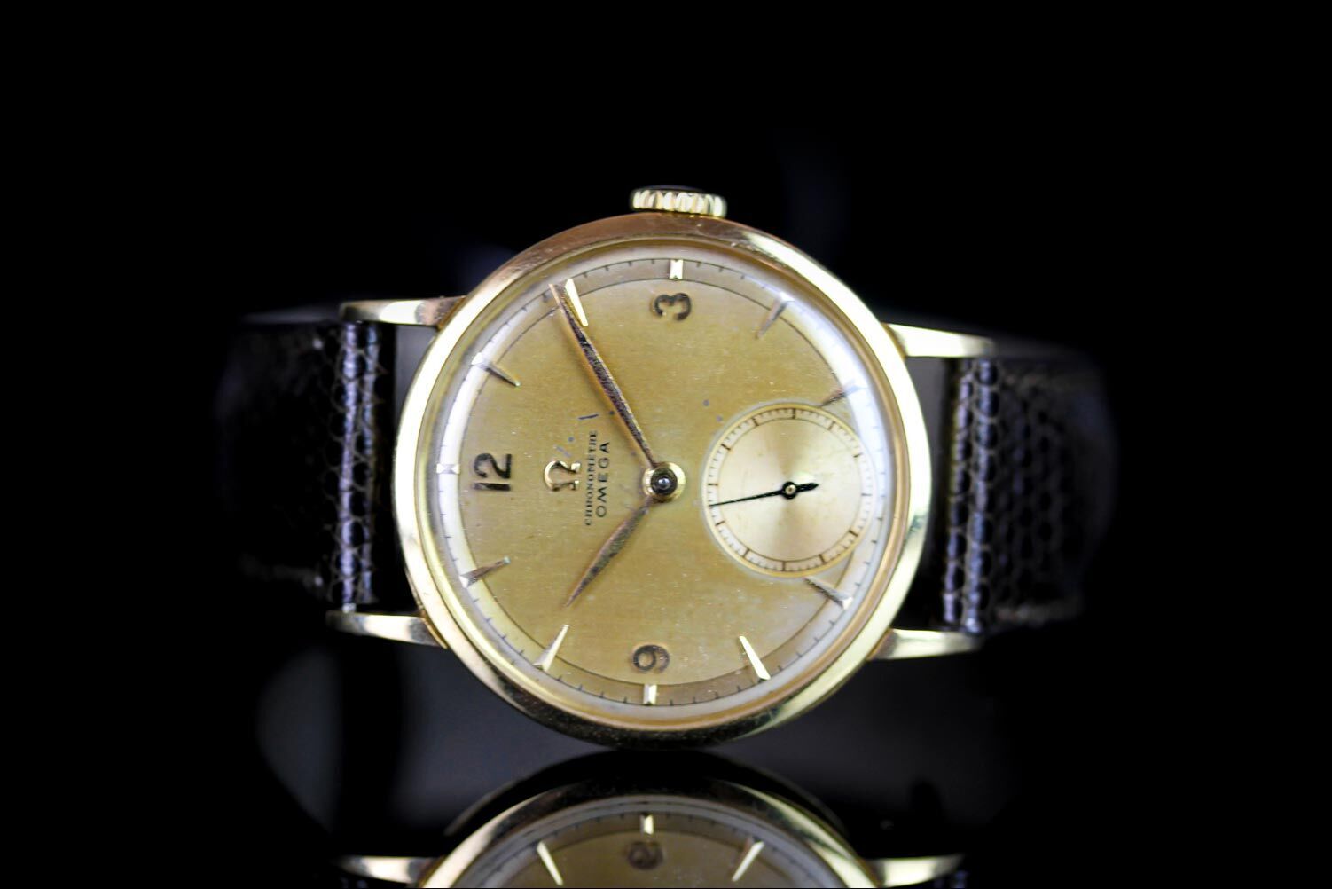 GENTLEMENS OMEGA CHRONOMETRE 18CT GOLD WRISTWATCH CIRCA 1944, circular patina gold dial with faceted