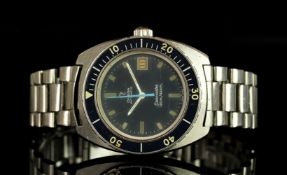 GENTLEMANS OMEGA SEAMASTER, round, blue dial with illuminated markers, pale blue second hand,