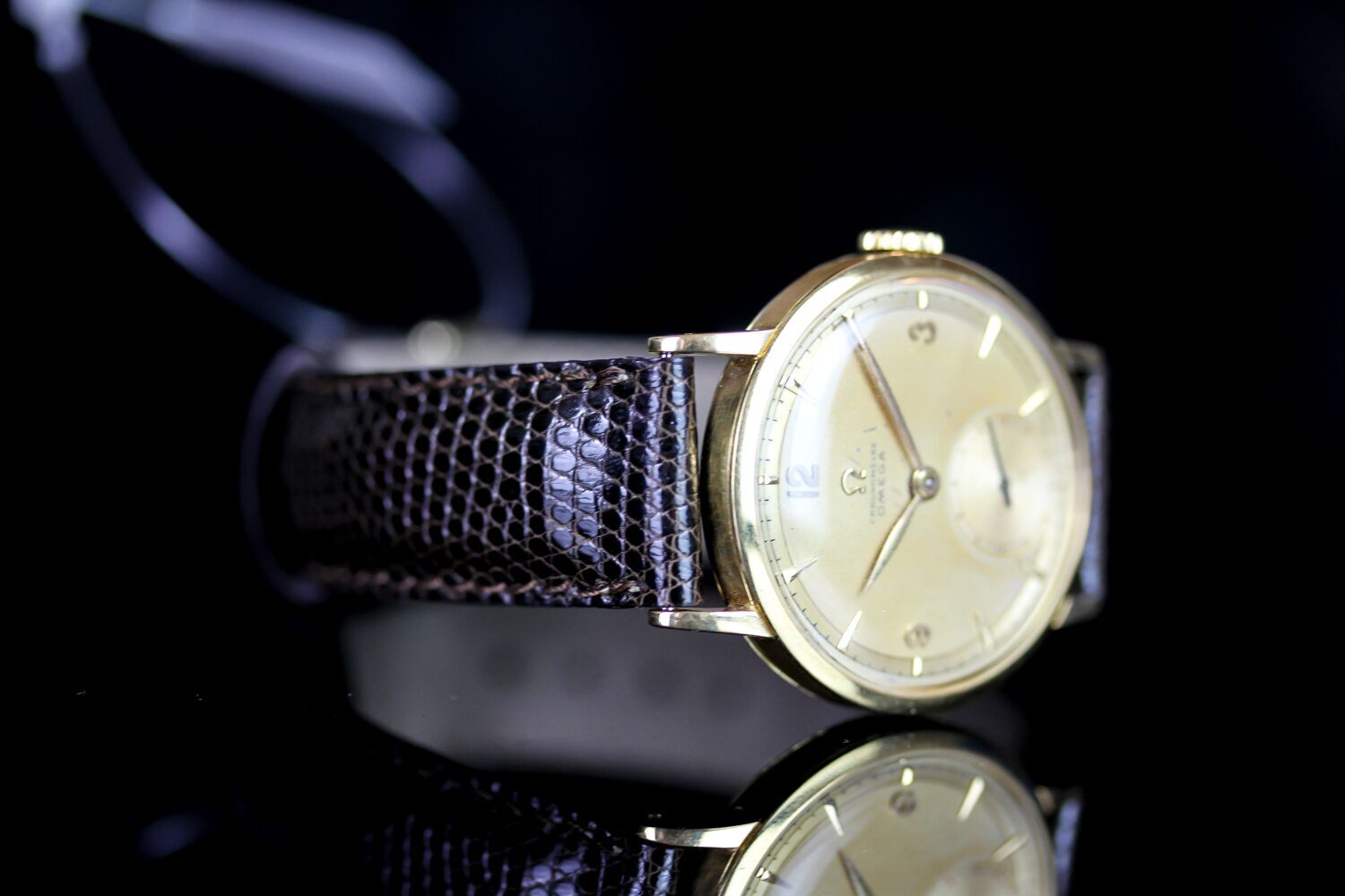 GENTLEMENS OMEGA CHRONOMETRE 18CT GOLD WRISTWATCH CIRCA 1944, circular patina gold dial with faceted - Image 2 of 2