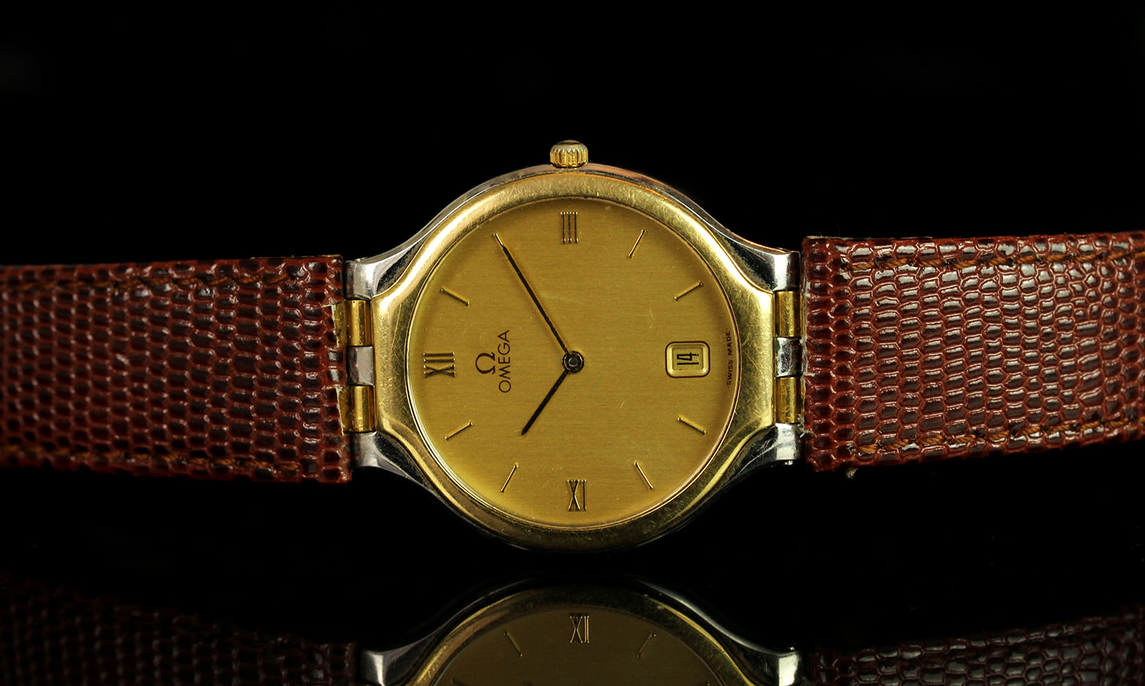 GENTLEMENS OMEGA QUARTZ WRISTWATCH, circular gold dial with roman numerals and date window, 32mm