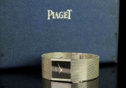 PIAGET DRESS WATCH W/BOX, rectangular black dial, 23mm case, manual wind movement inside, 18k