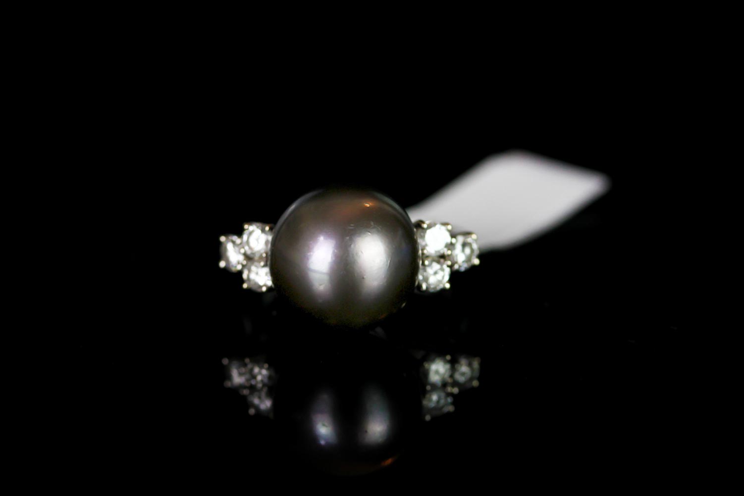 18cCT WHITE GOLD BLACK SOUTH SEA PEARL WITH DIAMOND SET SHOULDERS, pearl estimated 10mm, diamonds