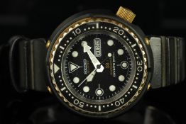 GENTLEMENS SEIKO TUNA PROFESSIONAL DIVERS 600M WRISTWATCH REF. 7549-7009, circular black dial with