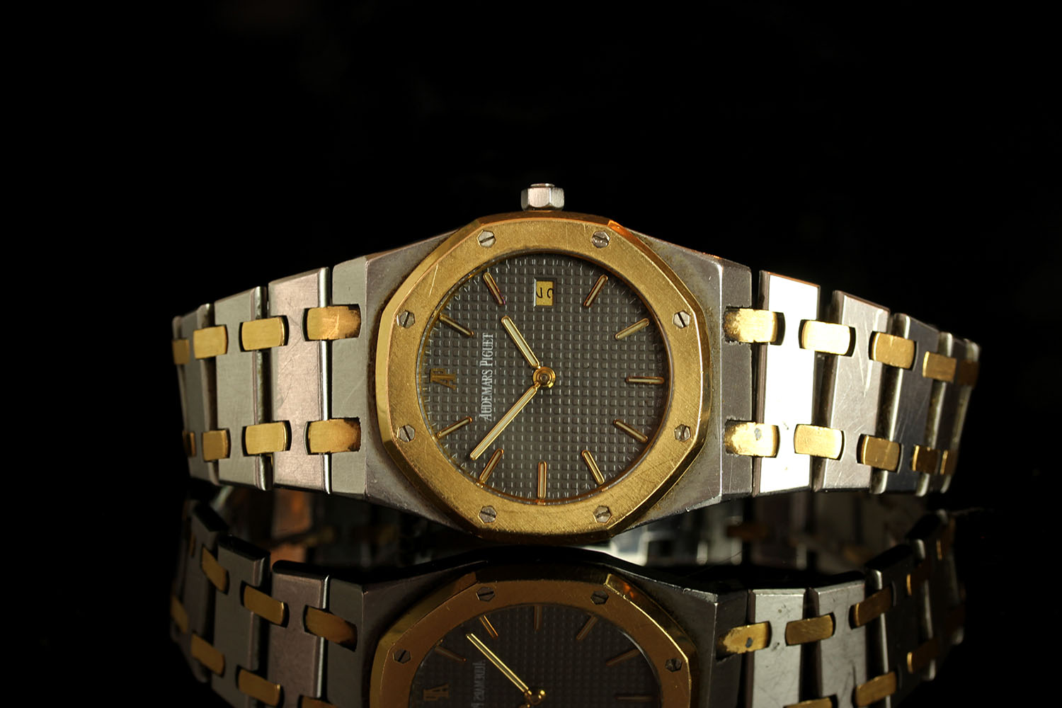 GENTLEMANS VINTAGE AUDEMAR PIGUET ROYAL OAK MODEL NO 1384,round,grey dial with gold hands, gold