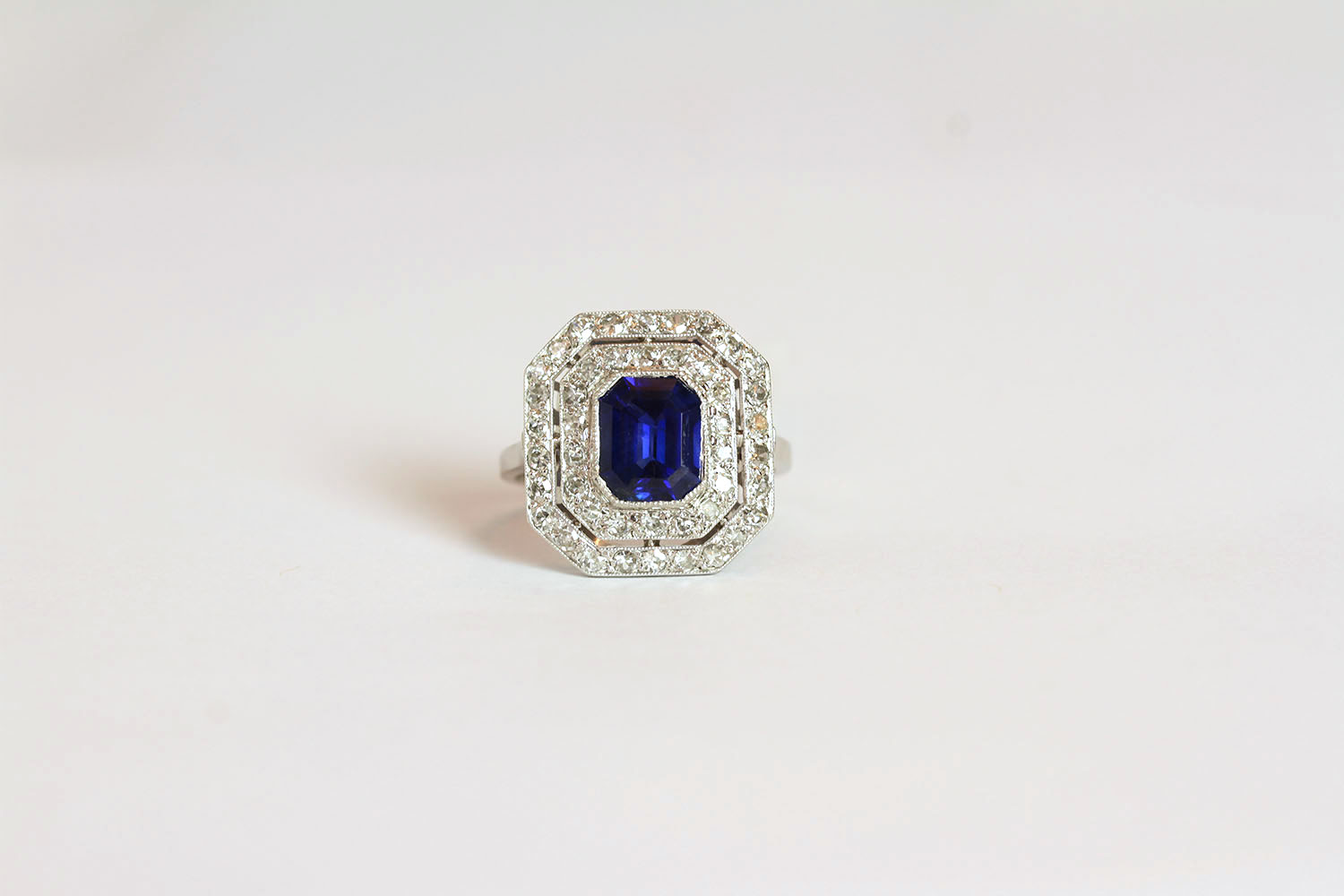 Burma Sapphire and Diamond ring, set with 1 burma sapphire (not heat treated) approximately 2.