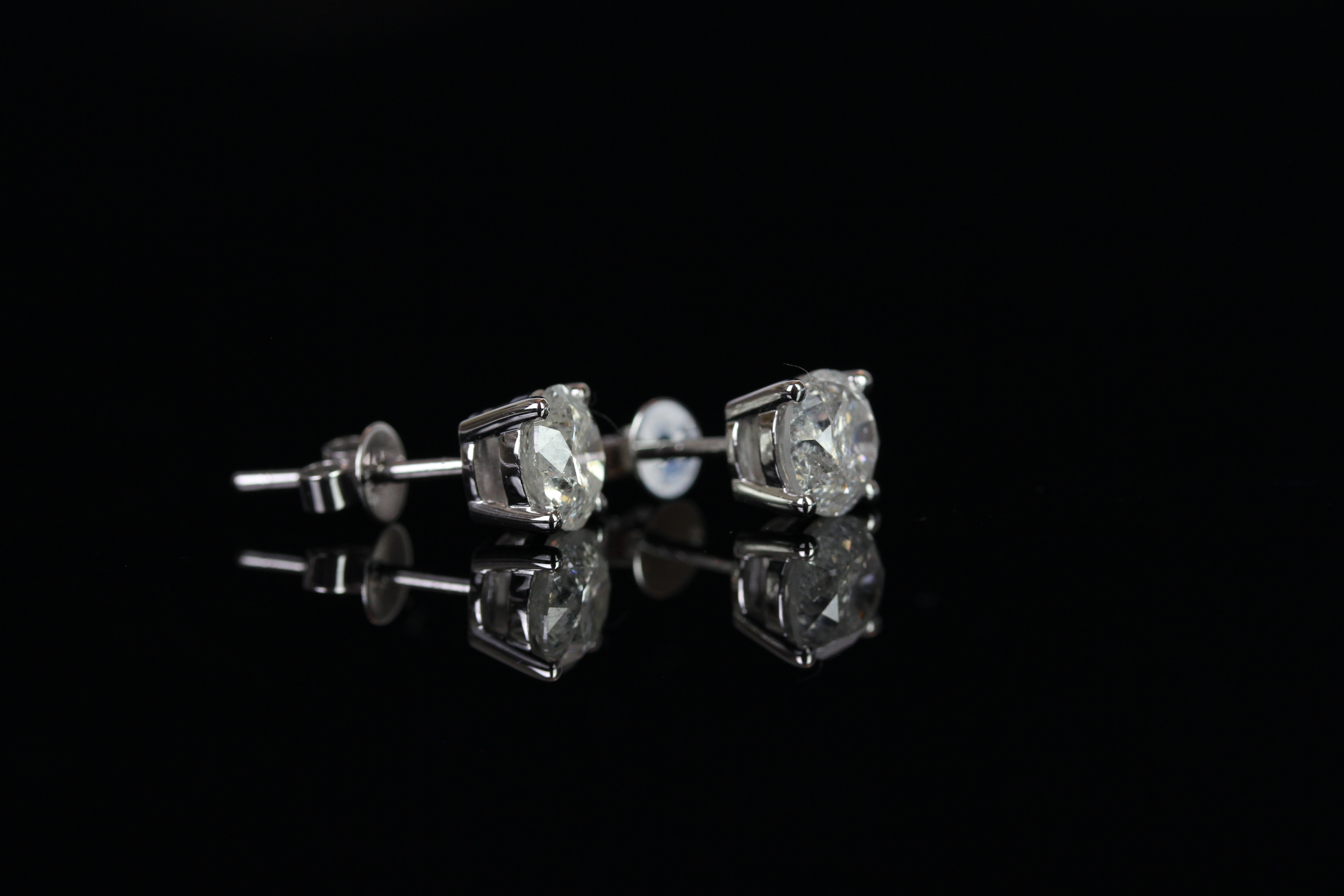 14ct White Gold Diamond stud earrings featuring, 2 round brilliant cut Diamonds (2.21ct TDW), 4-claw - Image 2 of 3