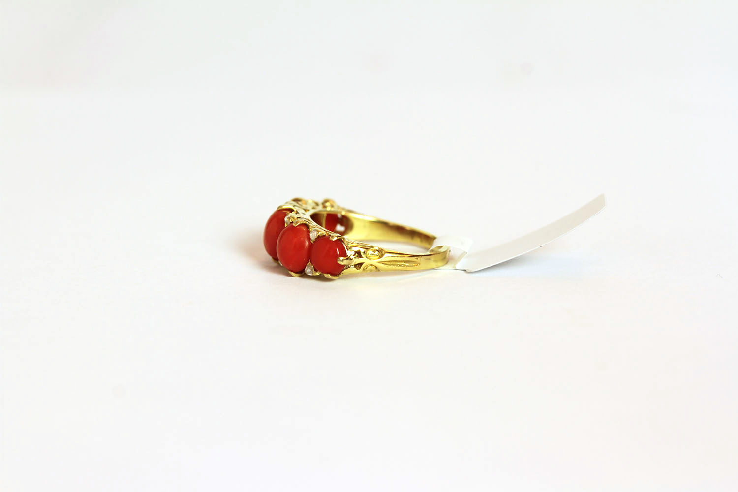 Coral ring, set with 5 graduated coral stones, finger size M. - Image 2 of 2