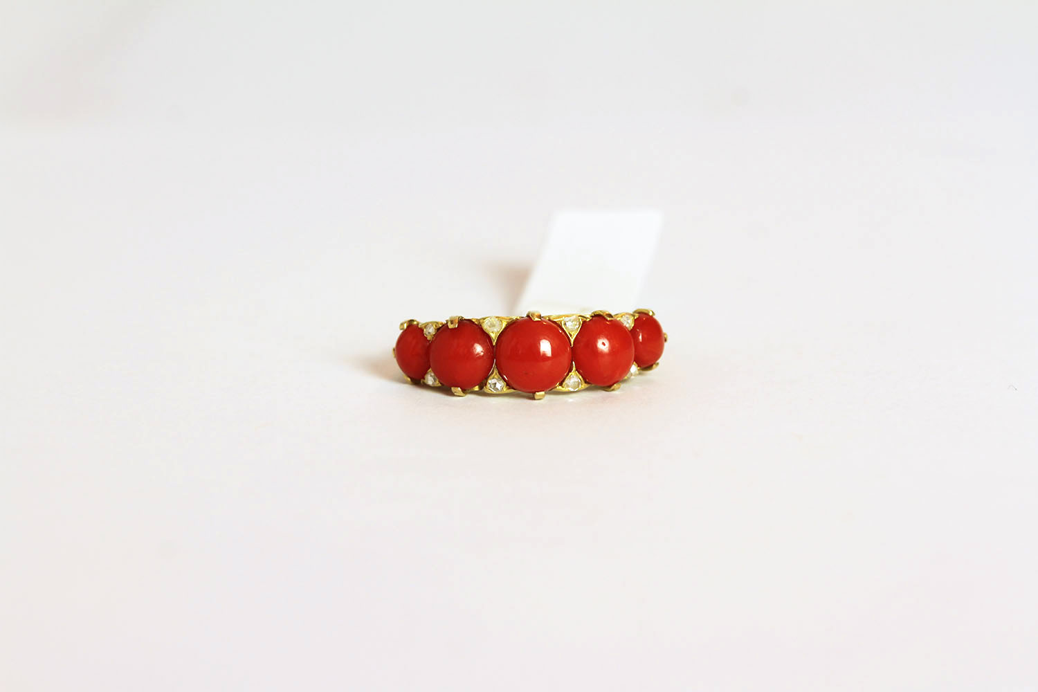 Coral ring, set with 5 graduated coral stones, finger size M.