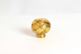 18ct Antique French Cane Handle, 27mm diameter, Chinese knot deign, engraved, French marks, 9.3g