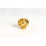 18ct Antique French Cane Handle, 27mm diameter, Chinese knot deign, engraved, French marks, 9.3g