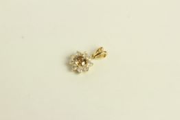 14K FANCY BROWN AND WHITE DIAMOND CLUSTER PENDANT, centre stone estimated as 0.55ct, VG, clarity