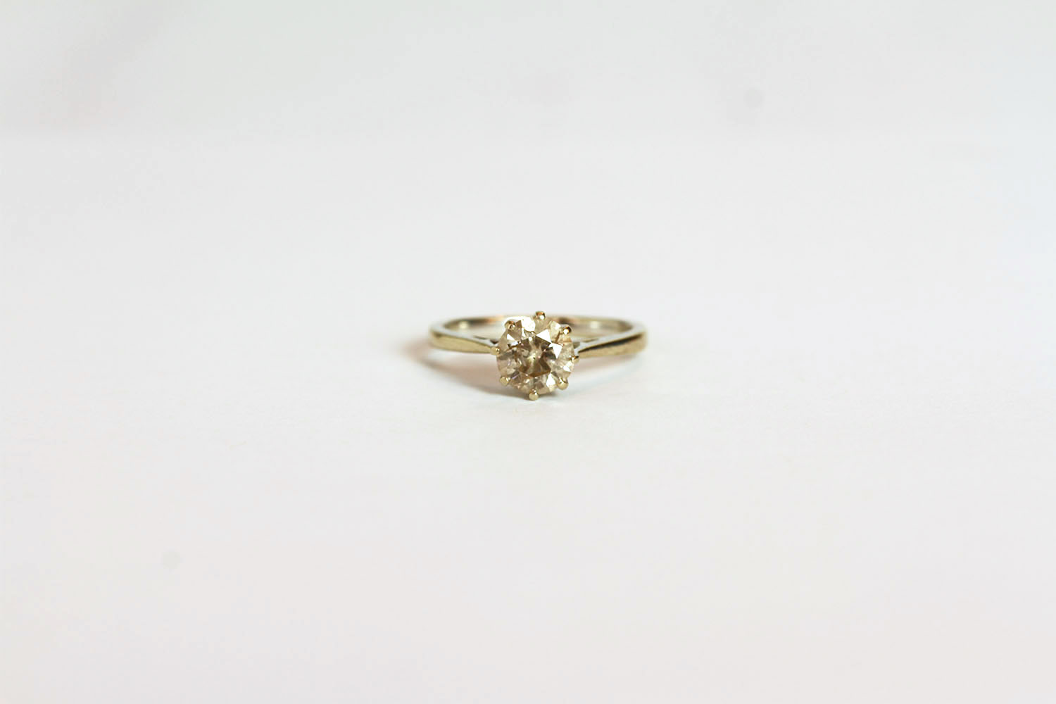 18CT SINGLE STONE BRILLIANT CUT DIAMOND RING , ESTIMATED AT 1.00CT,total weight 2.76gms, stamped