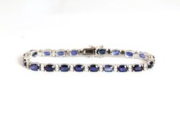 14K WHITE GOLD OVAL SAPPHIRE AND DIAMOND TENNIS BRACELET, 21 oval cut sapphires estimated as 11.24ct