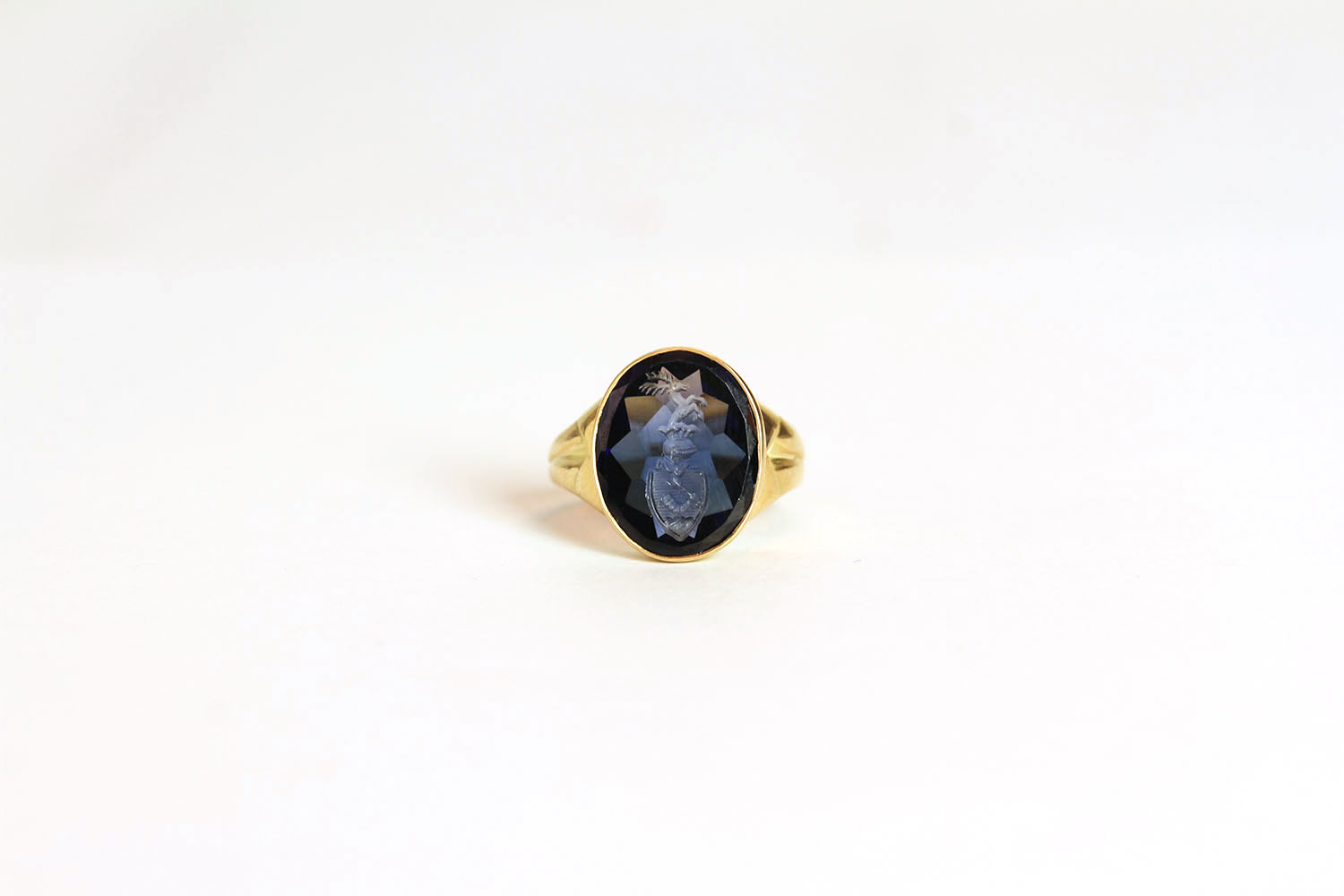 Engraved Blue Sapphire ring, coat of arms engraved to the front, finger size M.