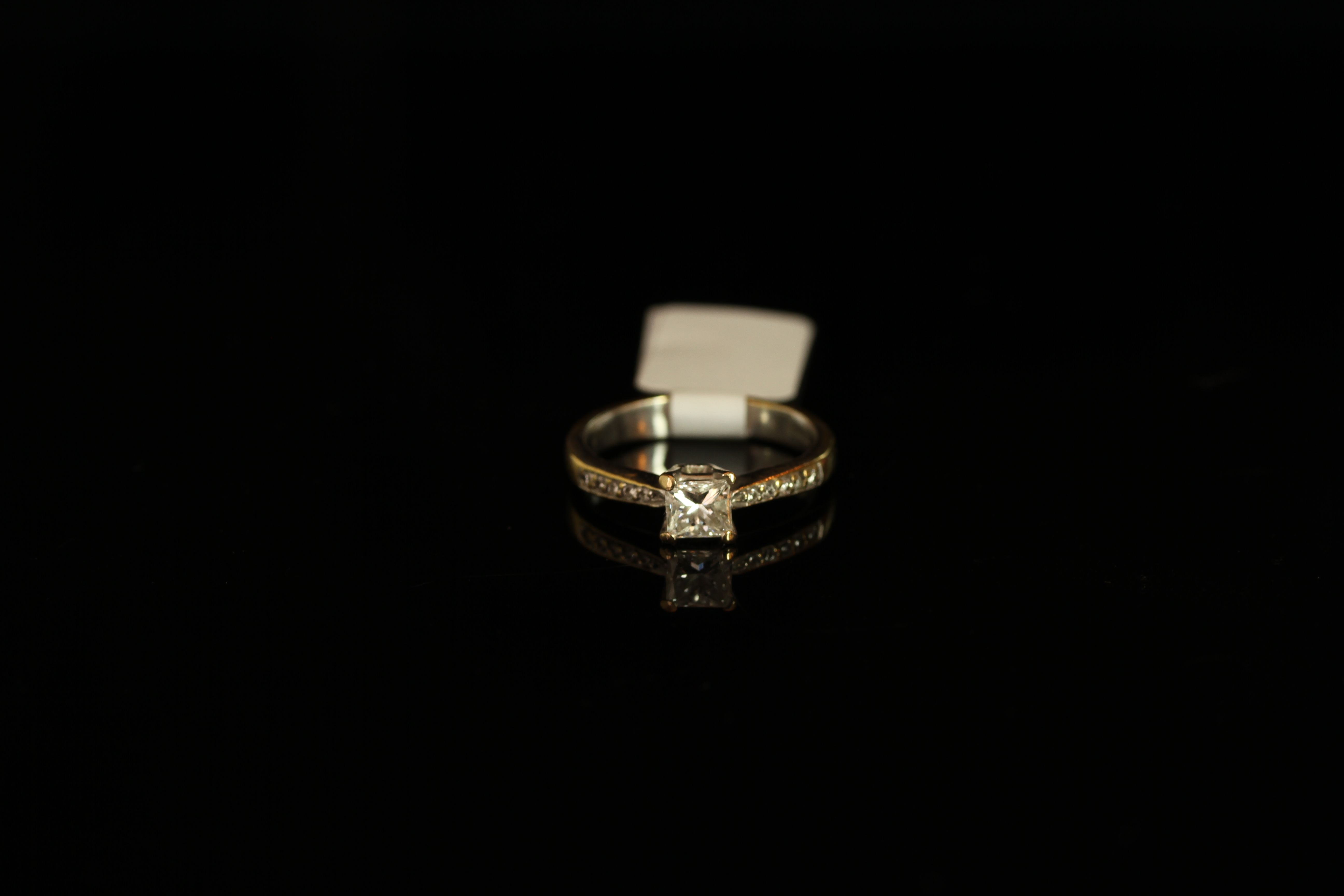 18CT SINGLE PRINCESS CUT DIAMOND WITH DIAMOND SET SHOULDERS, RING,centre stone estimated as 4x4mm,